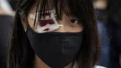 সোমবার স্কুল বয়কট করে বিক্ষোভে যোগ দিয়েছে এক ছাত্রী