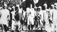 દાંડીકૂચ દરમિયાન ગાંધીજી અને તેમના સાથીઓ