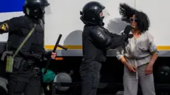 Силовики задерживают не только протестующих мужчин, но и женщин.