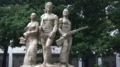 ঢাকা বিশ্ববিদ্যালয়ের কলা ভবনের সামনে অপরাজেয় বাংলাদেশ
