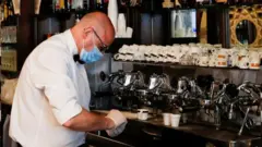 Roma'da haftalar sonra yeniden açılan bir kafe