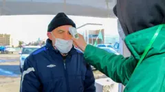 Kişinin temperaturu ölçülür