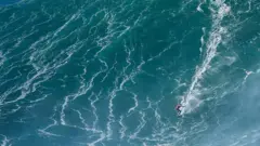 Серфингист на фоне огромной волны