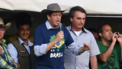 Çevre Bakanı Salles, Devlet Başkanı Bolsonaro ile birlikte.
