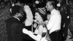 ఘనా స్వాతంత్ర్యం పొందిన నాలుగేళ్ల తర్వాత 1961లో ఆ దేశాధ్యక్షఉడు క్వామి ఎన్క్రుమాతో డాన్స్ చేస్తున్న రాణి రెండో ఎలిజబెత్