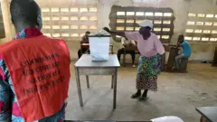 Dans un message diffusé à la télévision nationale, Tchambakou Ayassor, président de la CENI a rappelé aux candidats les règles à respecter dans le cadre de la campagne électorale.
