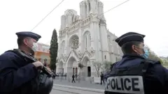 полицейские у собора в Ницце