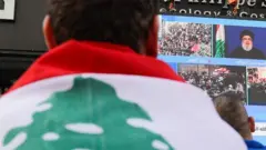 لبنانيون يتابعون خطاب حسن نصر الله عبر شاشة