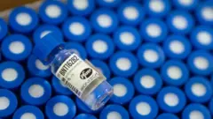 Frasco de vacina com logo da Pfizer