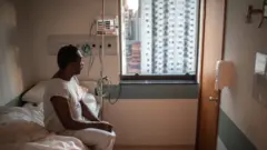 Homem internado em hospital