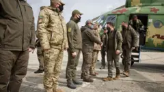 Madaxweynaha Ukraine Zelensky oo booqday ciidamadiisa jooga gobalka xiisaddu ka taagantahay