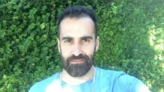 Guilherme Rolim faz selfie em área verde
