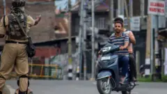 ভারত শাসিত কাশ্মীরে এখনও চলাফেরার ওপর কঠোর বিধিনিষেধ চলছে