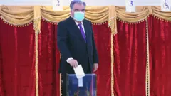 Эмомали Рахмон добуш берүүдө