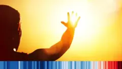 सूर्यलाई हेर्दै एक मानिस।