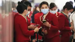 美國洛杉磯國際機場一群剛從香港抵達的國泰航空空服員在交談（28/2/2020）