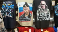 T-shirts du président russe Vladimir Poutine en vente à Moscou, Russie, octobre 2014