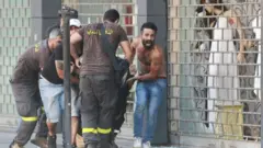 مسلحون يحملون جريحا