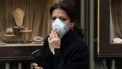 Italijanka sa maskom na licu