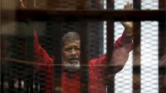 Maxamed Morsi ayaa xabi ku jiray tan iyo markii xukunka laga tuuray
