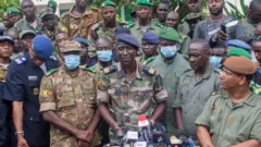 Ismaël Wagué s'exprime lors d'une conférence de presse à Bamako
