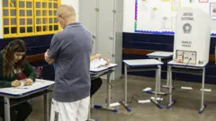 Homem de costas em espaço de votação