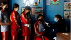 कोभिड खोप लगाउँदै विद्यार्थीहरू