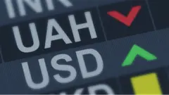 Від початку нового року курс гривні пішов униз, у долара - вгору