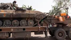 Sojojin Chadi a kan tankar yaki a hanyarsu ta komawa gida daga yaki da Boko Haram