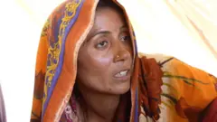 Lũ lụt ở Pakistan: 'Tay các con tôi cứ trượt ra'