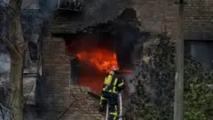 Un bombero combate un incendio