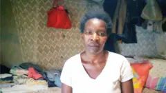 Evarline Okello vit dans une piece a Kibera