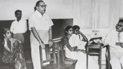 डॉ. आंबेडकर मुबईच्या सिद्धार्थ महाविद्यालयात हिंदू कोड बिलाच्या समर्थनात भाषण करताना
