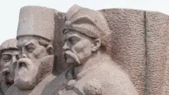 Монумент дружбы между русским и украинским народами в Киеве