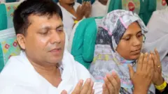 বিমানের ভেতরে যাত্রীরা