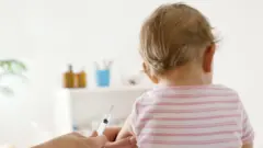 Devojčica prima vakcinu