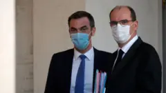 Fransız basını Sağlık Bakanı Olivier Veran (solda) ve Başbakan Jean Castex'in de soruşturma geçirdiğini bildiriyor