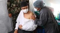 खोप लगाउँदै सभामुख अग्निप्रसाद सापकोटा
