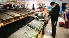 คนกำลังซื้อของในซูเปอร์มาร์เก็ต