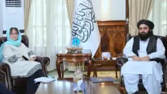 امیر خان متقي د یوناما له استازې دیبورا لاینز سره د لیدنې پر مهال