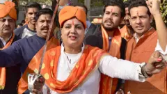 বজরং দলের সমর্থক বাবরি মসজিদ ধ্বংসের বার্ষিকী উদযাপন করছেন।