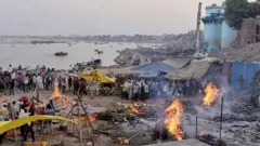 বারাণসীর এই শ্মশানঘাটে এখন রাত-দিন ২৪ ঘণ্টা শবদাহ চলছে