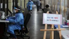 2023학년도 대학수학능력 시험을 앞둔 11월 13일 서울 송파구보건소에 마련된 코로나19 선별진료소에 수능 지원자를 위한 안내문이 붙여있다