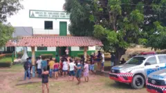 Fachada de sindicato com diversas pessoas reunidas