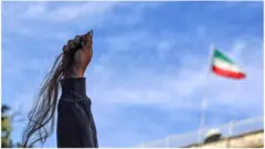 امرأة تحمل شعرها كأنه علم