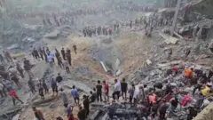 イスラエルの空爆を受けたガザ北部ジャバリア難民キャンプには大きなクレーターができた