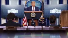 الرئيس ترامب يتحدث للصحفيين في البيت الأبيض
