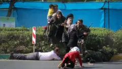 حین تیراندازی، ماموران از حاضران می‌خواهند که برای امنیتشان روی زمین بخوابند