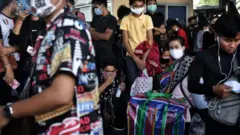 ภายหลังจากที่มีคำสั่งปิดกิจการของสถานประกอบการในกรุงเทพฯ และปริมณฑล แรงงานนอกระบบและแรงงานต่างด้าวต่างมุ่งหน้าเดินทางกลับภูมิลำเนา