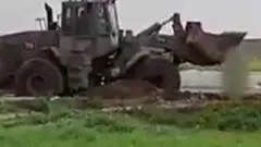 تنكيل جرافة إسرائيلية بجثة فلسطيني في غزة